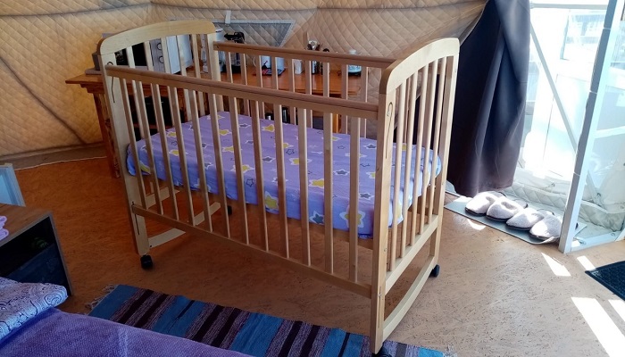 Кроватка для ребенка в глэмпинге